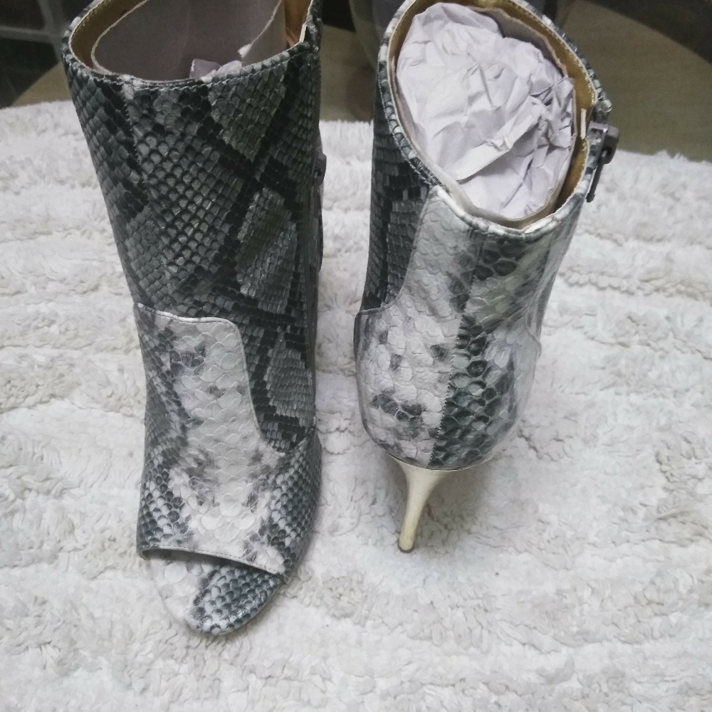 Snake pattern bootie